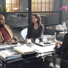 Chi McBride, Indira Varma con la guest star Molly Parker nell'episodio The Wife's Tale di Human Target