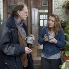 Lesley Manville e David Bradley nel film Another Year