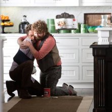 Robert Downey Jr e Zach Galifianakis in una scena divertente di Due Date