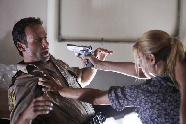 Andrew Lincoln e Laurie Holden nell'episodio Una via d'uscita di The Walking Dead