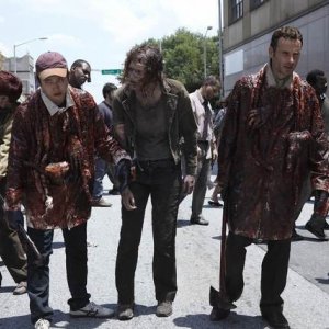 Andrew Lincoln e Steven Yeun nell'episodio Una via d'uscita di The Walking Dead
