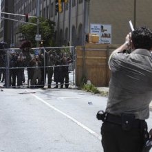 Andrew Lincoln in un momento dell'episodio Una via d'uscita di The Walking Dead
