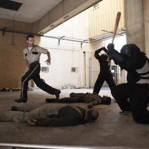 Andrew Lincoln in una scena dell'episodio Una via d'uscita di The Walking Dead