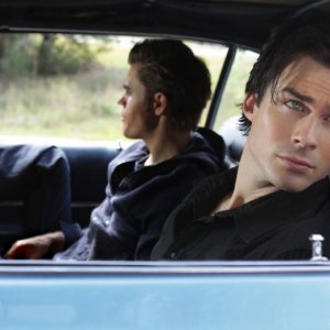 Damon (Ian Somerhalder) in auto col fratello Stefan (Paul Wesley) nell'episodio Rose di Vampire Diaries