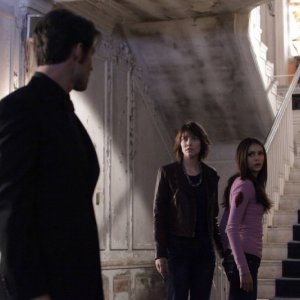 Daniel Gillies (di spalle) guarda Nina Dobrev e Lauren Cohan nell'episodio Rose di Vampire Diaries