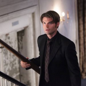 Elijah (Daniel Gillies) armato di paletto nell'episodio Rose di Vampire Diaries