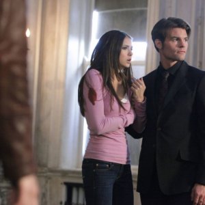 Elijah (Daniel Gillies) trattiene Elena (Nina Dobrev) nell'episodio Rose di Vampire Diaries