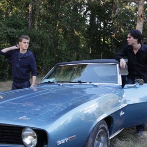 I fratelli Salvatore (Ian Somerhalder e Paul Wesley) accanto all'auto nell'episodio Rose di Vampire Diaries