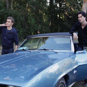 I fratelli Salvatore (Ian Somerhalder e Paul Wesley) in una scena dell'episodio Rose di Vampire Diaries