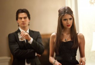 Ian Somerhalder alla spalle di Nina Dobrev nell'episodio Masquerade di Vampire Diaries