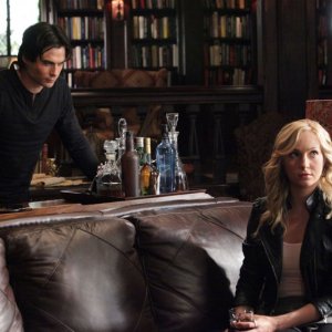 Ian Somerhalder e Candice Accola in un momento dell'episodio Masquerade di Vampire Diaries