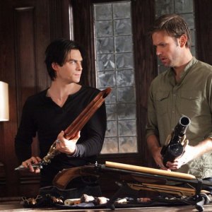 Ian Somerhalder e Matthew Davis si preparano a combattere nell'episodio Masquerade di Vampire Diaries