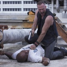 IronE Singleton e Michael Rooker nell'episodio Una via d'uscita di The Walking Dead