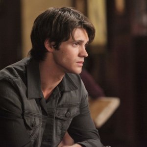 Jeremy (Steven R. McQueen) in una scena dell'episodio Masquerade di Vampire Diaries