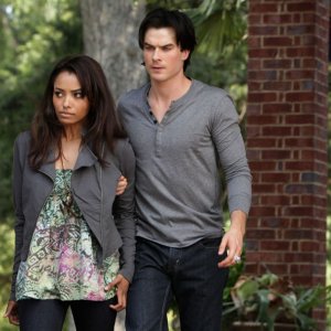 Katerina Graham e Ian Somerhalder nell'episodio Masquerade di Vampire Diaries