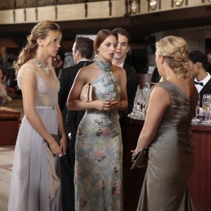 Katie Cassidy, Leighton Meester e Chace Crawford nell'episodio Juliet Doesn't Live Here Anymore di Gossip Girl