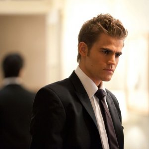L'elegante Stefan (Paul Wesley) in una scena dell'episodio Masquerade di Vampire Diaries