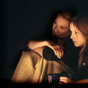 Laurie Holden ed Emma Bell nell'episodio Bentornato papà di The Walking Dead
