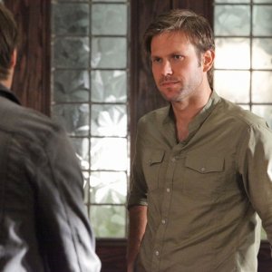 Matthew Davis parla con Steven R. McQueen (di spalle) nell'episodio Masquerade di Vampire Diaries