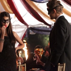 Nina Dobrev e Paul Wesley in una sequenza dell'episodio Masquerade di Vampire Diaries