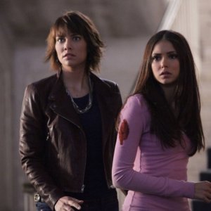 Rose (Lauren Cohan) ed Elena (Nina Dobrev) nell'episodio Rose di Vampire Diaries