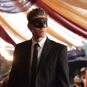Stefan (Paul Wesley) con la maschera in una scena dell'episodio Masquerade di Vampire Diaries