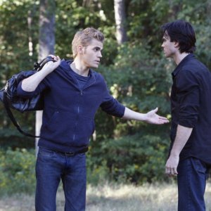 Stefan (Paul Wesley) discute col fratello Damon (Ian Somerhalder) in una scena dell'episodio Rose di Vampire Diaries