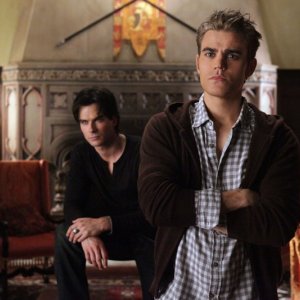 Stefan (Paul Wesley) e Damon (Ian Somerhalder) nell'episodio Masquerade di Vampire Diaries