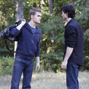 Stefan (Paul Wesley) e Damon (Ian Somerhalder) nell'episodio Rose di Vampire Diaries