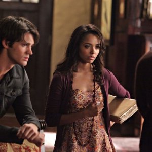 Steven R. McQueen e Katerina Graham parlano con Paul Wesley in Masquerade di Vampire Diaries