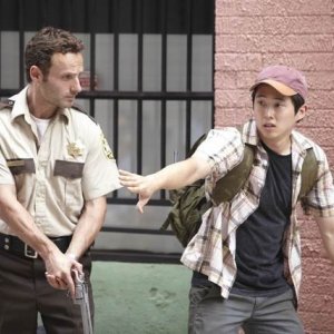 Steven Yeun ed Andrew Lincoln nell'episodio Bentornato papà di The Walking Dead