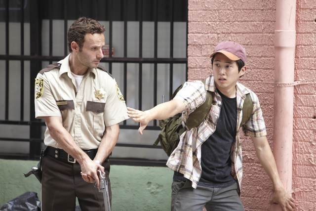 Steven Yeun ed Andrew Lincoln nell'episodio Bentornato papà di The Walking Dead