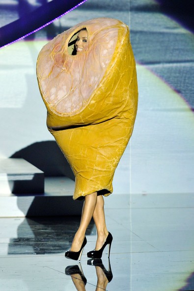 Mtv Europe Music Awards 2010 Eva Longoria Prende In Giro Lady Gaga E Sale Sul Palco Travestita Da Pr 182171