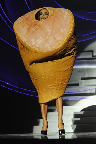 Mtv Europe Music Awards 2010 Eva Longoria Prende In Giro Lady Gaga Travestita Da Prosciutto 182170