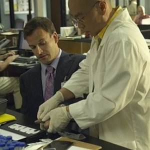C.S. Lee e Jonny Lee Miller in una scena dell'episodio Circle Us della quinta stagione di  Dexter
