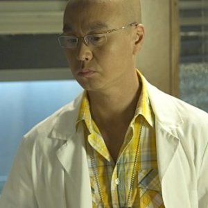 C.S. Lee in una scena dell'episodio Circle Us della quinta stagione di  Dexter