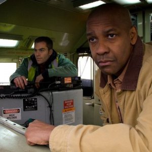 Denzel Washington con Chris Pine nel film Unstoppable