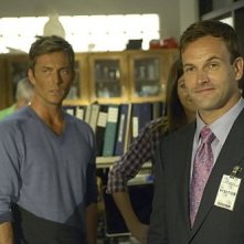 Desmond Harrington, Jennifer Carpenter e Jonny Lee Miller in una scena dell'episodio Circle Us della quinta stagione di  Dexter