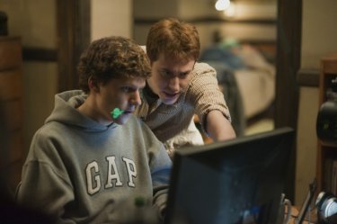 Jesse Eisenberg con Andrew Garfield nel film The Social Network