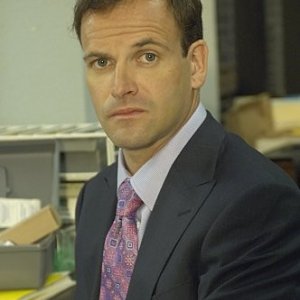 Jonny Lee Miller in una scena dell'episodio Circle Us della quinta stagione di  Dexter