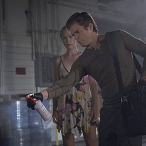 Julia Stiles e Michael C. Hall in una scena dell'episodio Everything is Illumenated della quinta stagione di Dexter