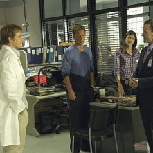 Michael C. Hall, Desmond Harrington, Jennifer Carpenter e Jonny Lee Miller in una scena dell'episodio Circle Us della quinta stagione di  Dexter