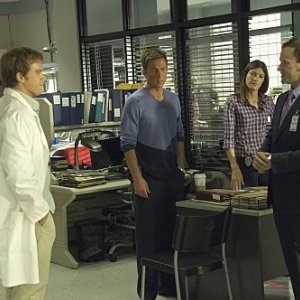 Michael C. Hall, Desmond Harrington, Jennifer Carpenter e Jonny Lee Miller in una scena dell'episodio Circle Us della quinta stagione di  Dexter
