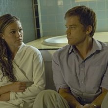Michael C. Hall e Julia Stiles in una sequenza dell'episodio Everything is Illumenated della quinta stagione di Dexter