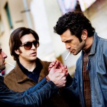 Alessandro Roja tra Riccardo De Filippis e Vinicio Marchioni in Romanzo Criminale - La serie