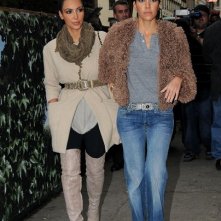 Kim e Kourtney Kardashian si dirigono al Tribeca cafe per godersi un sidro di mele caldo