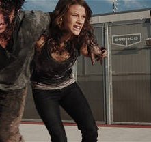 Eric Balfour con Scottie Thompson nel film Skyline