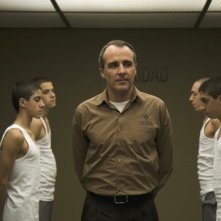 Fernando Guillén Cuervo in una scena del film Cruzando el límite