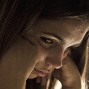 Irene Escolar è Nuria nel film Cruzando el límite