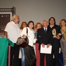 Massimo Fersini (al centro) regista del film Totem Blue, riceve un riconoscimento al South Cinema Festival - Calabria